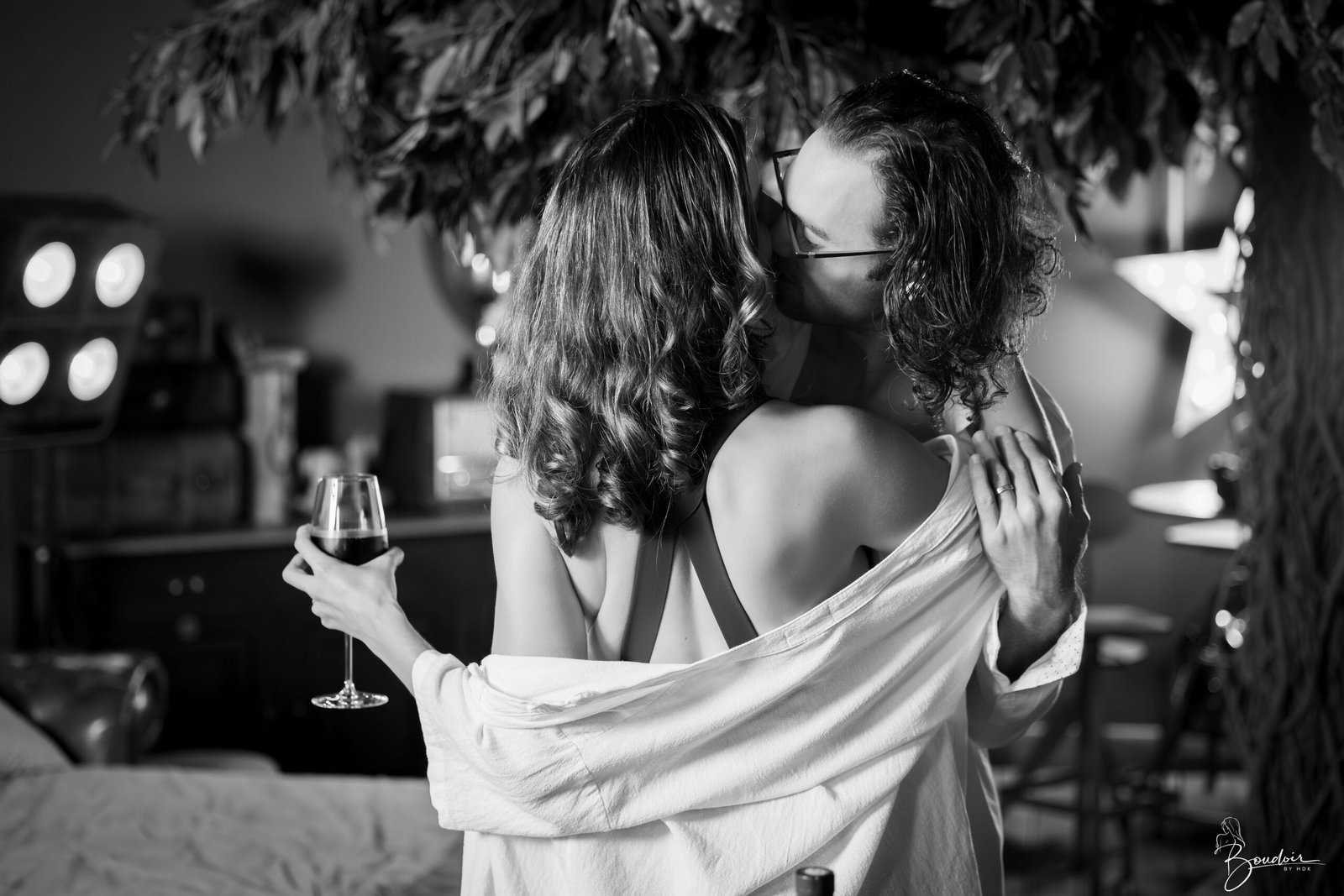 Couple enlacé dans une chemise blanche, photographié en noir et blanc