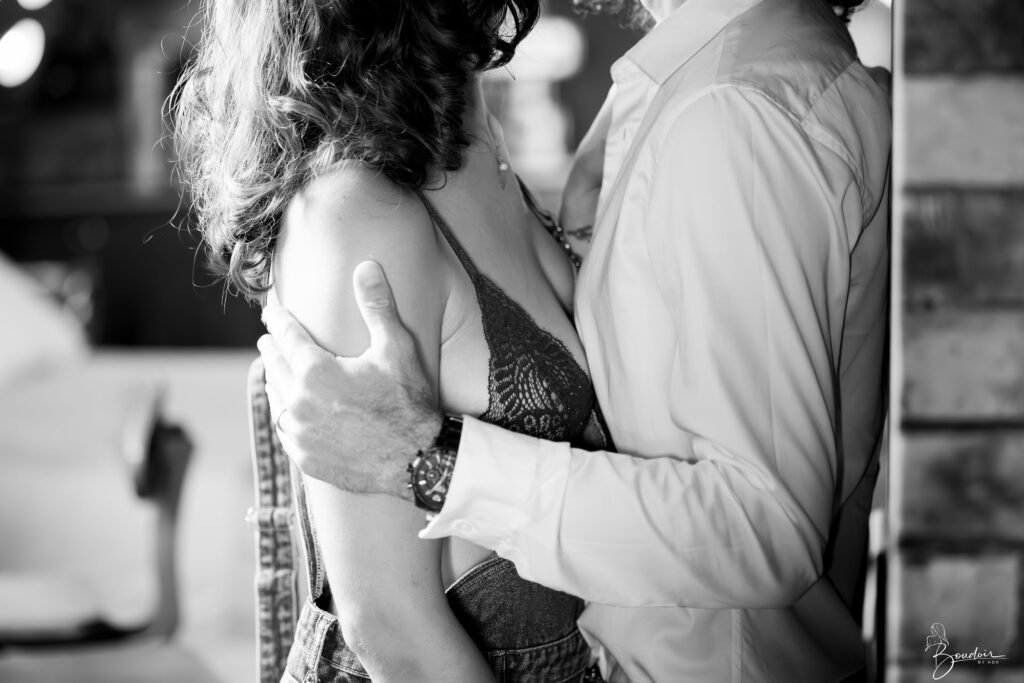 Étreinte d’un couple en noir et blanc lors d’une séance boudoir